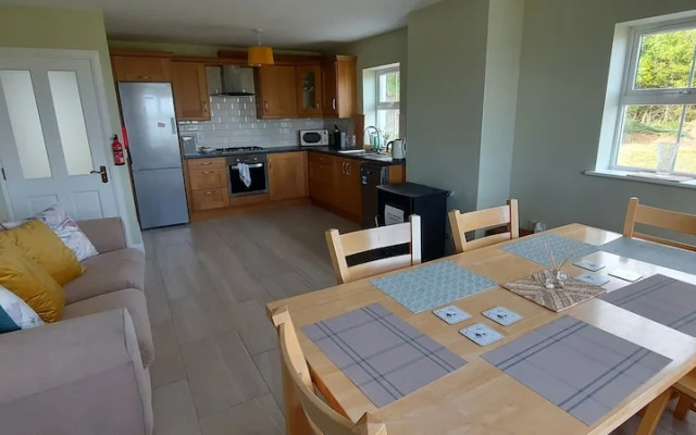 Bantry - House - Sleeps 6 - Sea Views - Parking