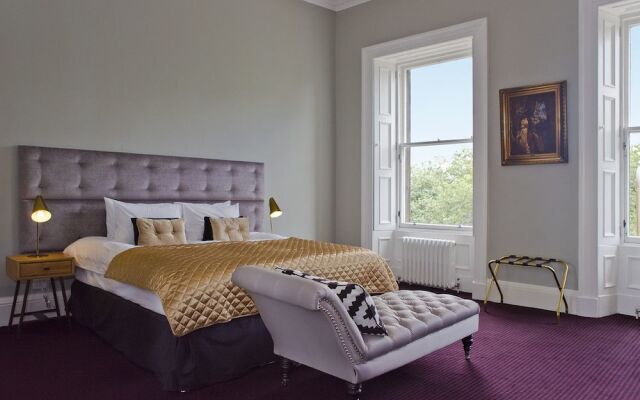 Отель The Edinburgh Castle Suite Эдинбург вид на фасад