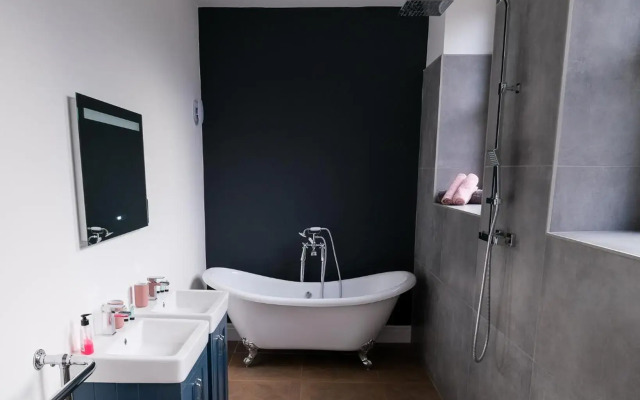 The Eden Warehouse - Pink Apartment (sleeps 4)