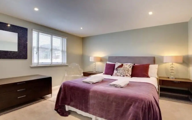 A Large, Beautifully Styled Home in Brighton Sleeps12