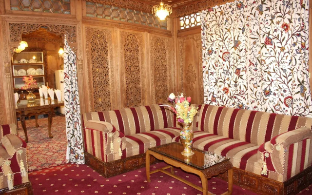 Wangnoo Worth Houseboats