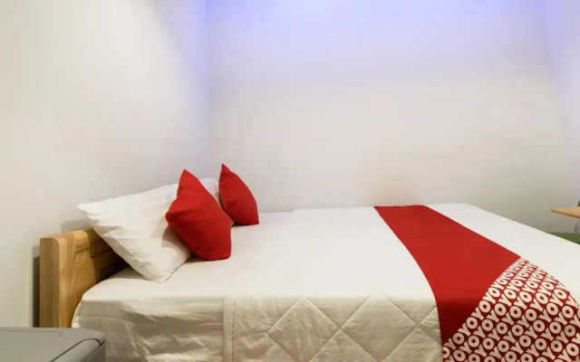 OYO 471 White 1 Hotel