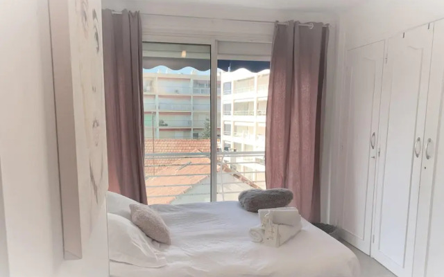 Modern Apartment 2 Bedrooms/2 Bathrooms, Quiet Balcony in a Palm Beach Area
