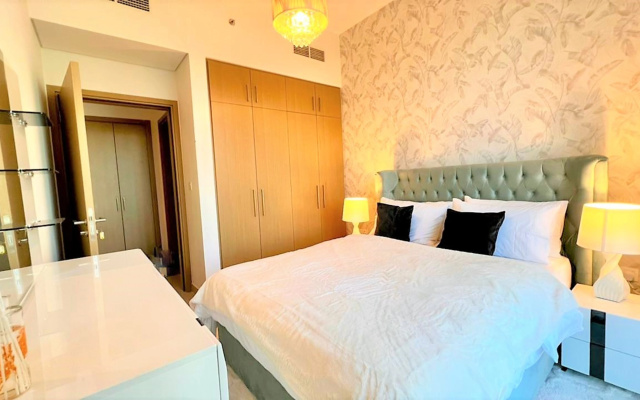 Stunning apartment beach front with balcony Dubai Marina