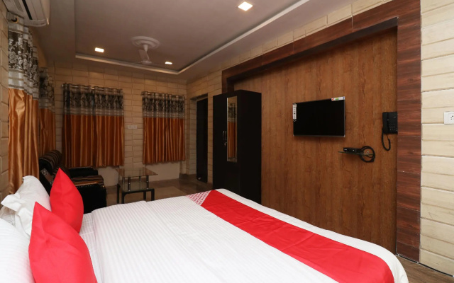 OYO Flagship 27998 Golden Inn