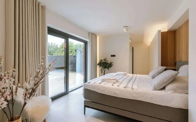 Charming Chic Stay With Garden Views Parking