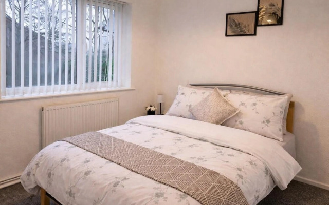 2 Bed Home - Parking for 2, Wifi & Garden