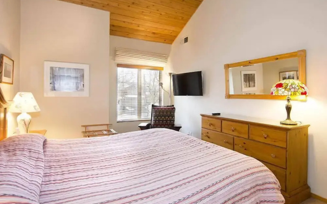 Snowcreek #630 - Near Lakes & Golf!