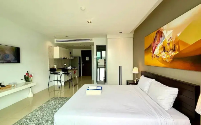 Emerald 307 - Studio With Balcony and Shared Pool