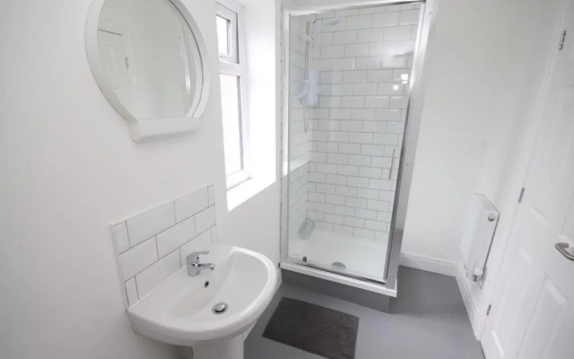 Stylish 7 Bed House, close to City Centre