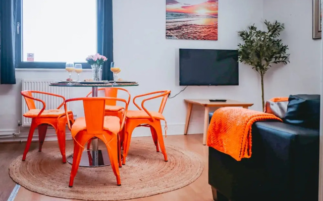 Elizabeth Line Retreat Modern 2BR Flat in Hayes