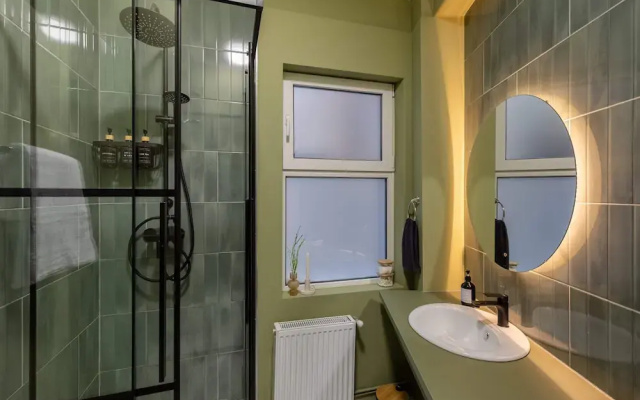 Delightful University Square 1BR, Balcony Church Views