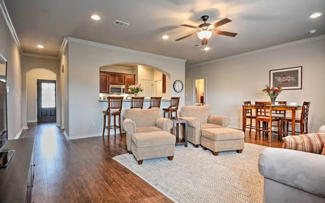 College Station Townhouse w/ Private Patio