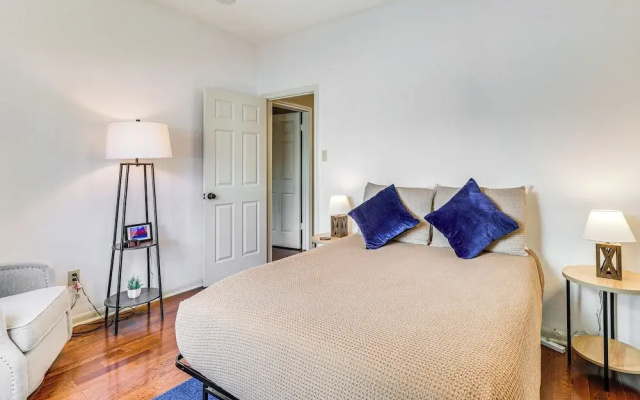 Deck & Greenbelt Access: Lovely Austin Home