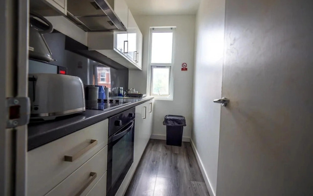 Ensuite2 Woodhouse private bath 2kitchen