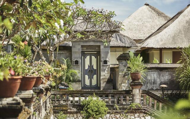 Отель Four Seasons Resort Bali at Jimbaran Bay вид на фасад