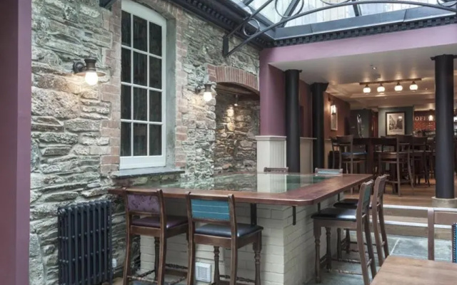 The Queens Head Hotel