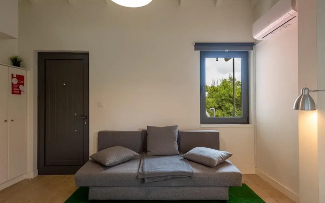 Mezzanine Stylish Apartment P by Vacationy