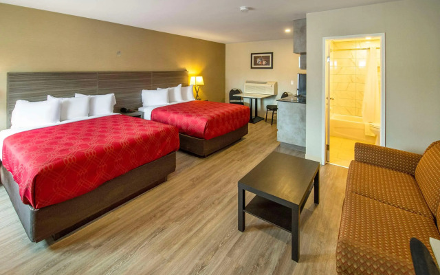 Econo Lodge Inn & Suites