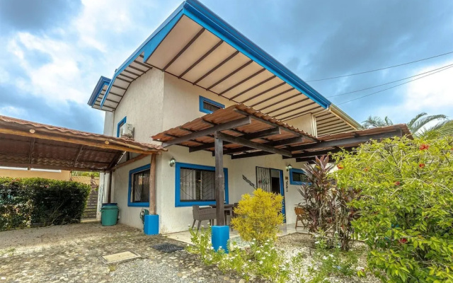 Sunset Villa, Comfortable House Steps From the Beach