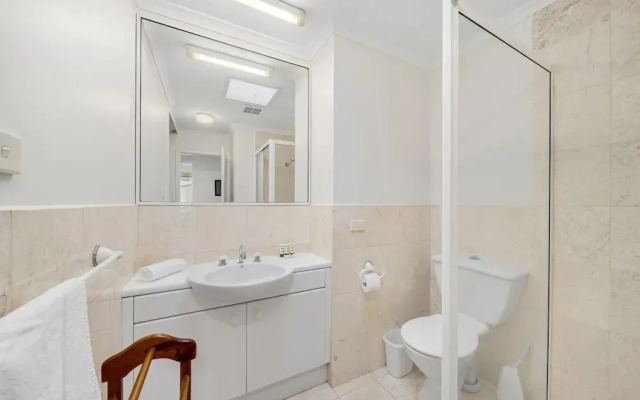 Bright 2-bed With Private Balcony