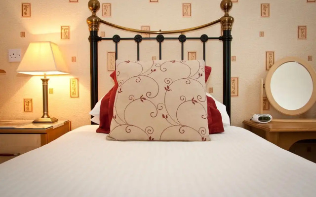 Holly-Wood Guest House