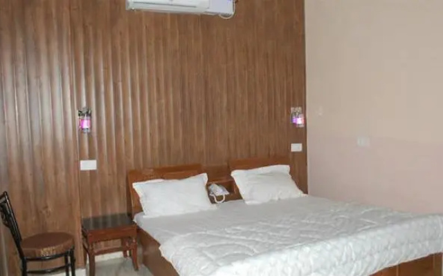 OYO 6370 Hotel Golden Woods