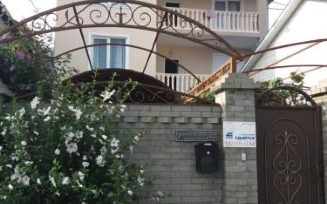 Отель Ogonek Guest House Сочи вид на фасад