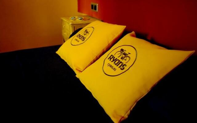 Отель Hostal Ebusitana вид на фасад