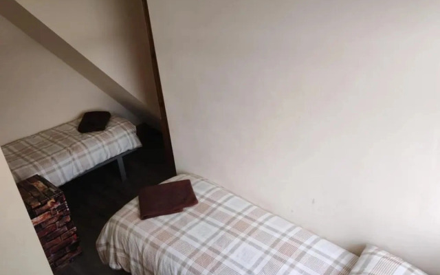 House - Sleeps 4 - Garden - on Street Parking