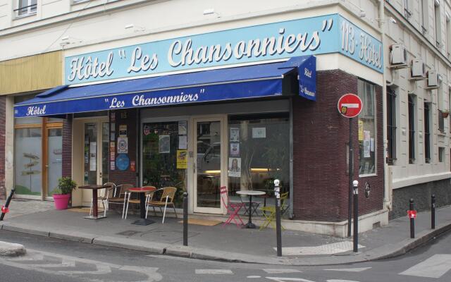 Отель Hôtel Les Chansonniers вид на фасад