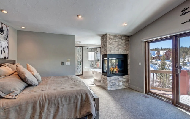Creekside Escape 4 Bedroom Home by RedAwning