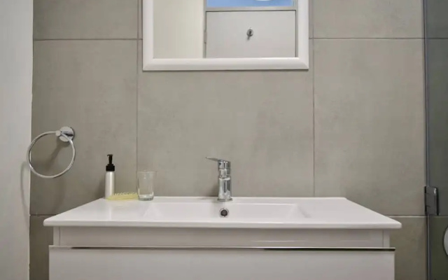 Sunny 2 Bedroom Apartment by The Company's Gardens