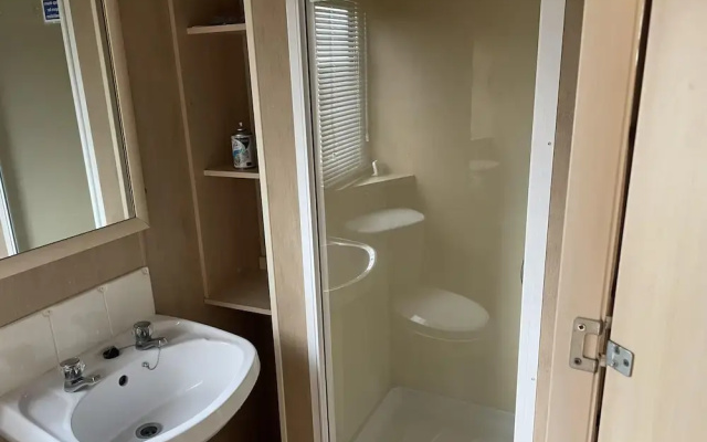 4 Bed Lodge Sleeps 8 - Pet Friendly, Parking