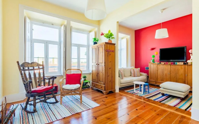 Bright & Beautiful Top Floor Graça Flat