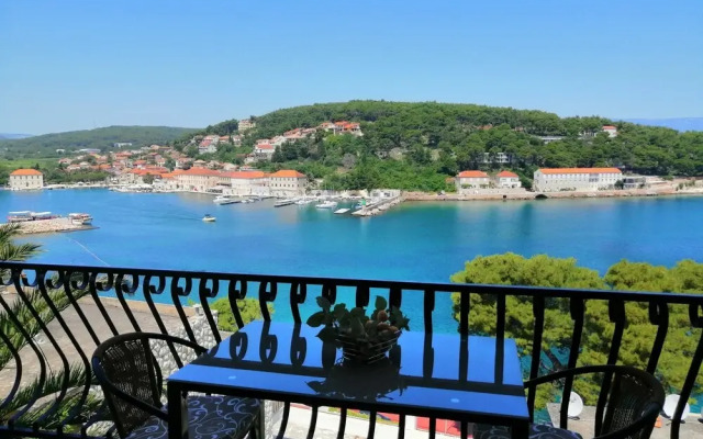 Apartments and Room Caric