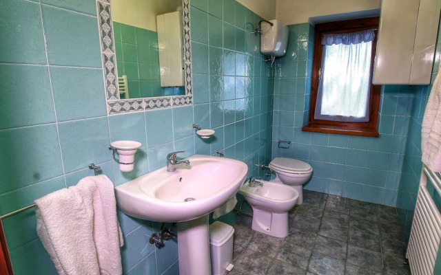 Rustic Apartment in Caprese Michelangelo near Lake