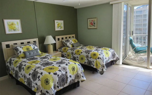 Creciente 712N by RedAwning