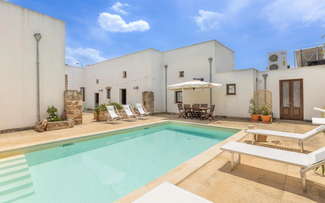 Early1900S Studio Apartment, Pool