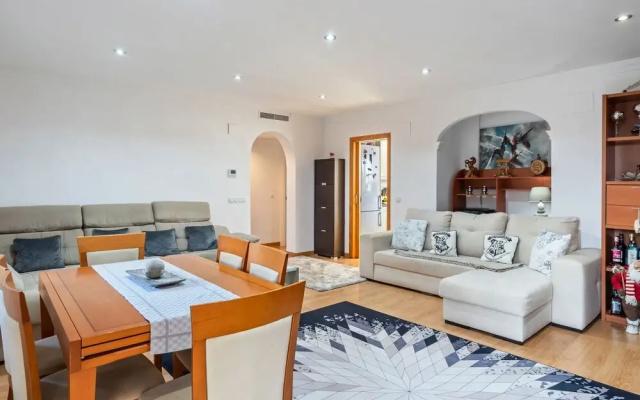 Inviting Mansion in Calpe with Hot Tub