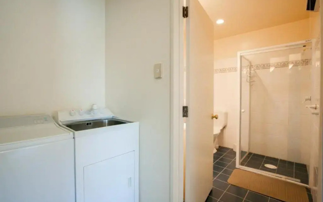 Frankton House - Queenstown Holiday Home