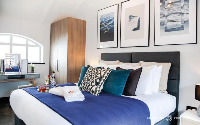 Ultra luxurious 2 bed apt on stilts, Free Parking