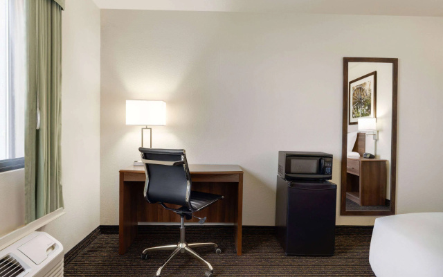 Travelodge by Wyndham Vaughn