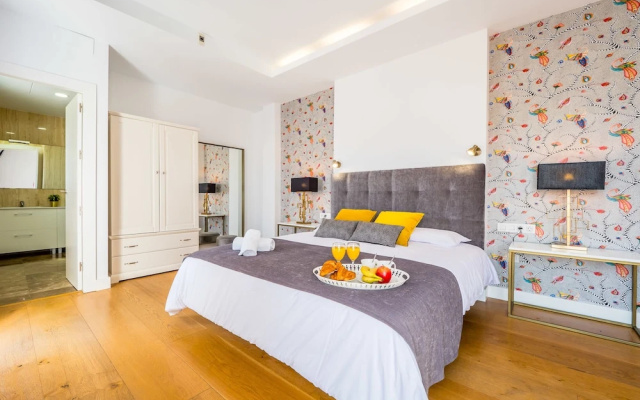 Central Sunny Penthouse Premium Apt