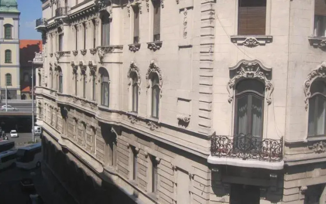Classical Apartment in Downtown