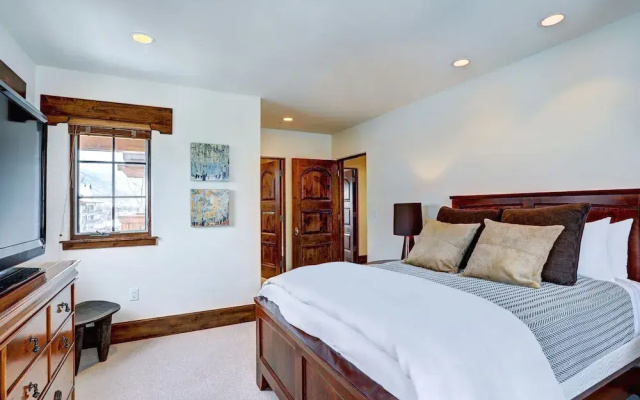 Luxury Mountainside 5BR Chalet in Vail Village by RedAwning