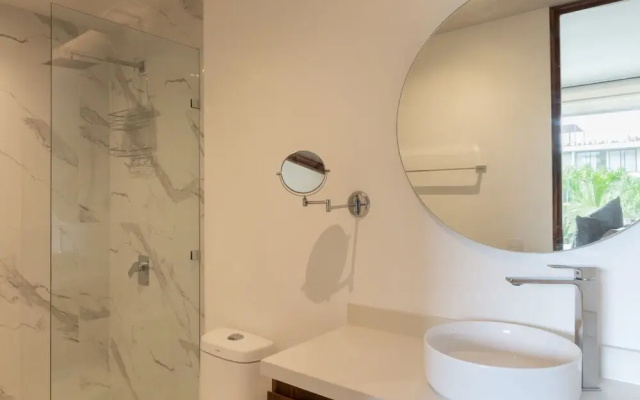 Luxurious Studio Best Ameneties GYM Stunning Pools Shuttle Service Wifi