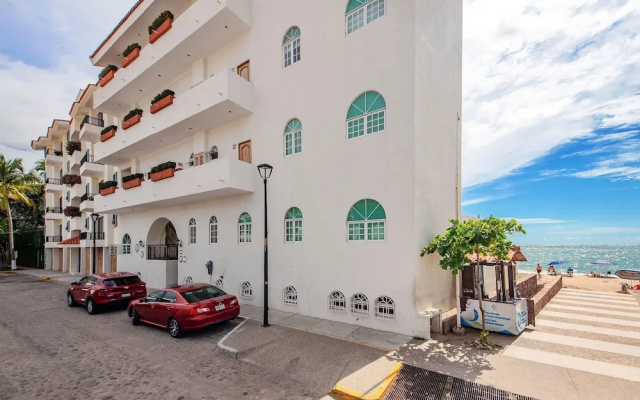 WIVC Casa de la Playa Condo - Literally on the Beach with Swimming Pool & Jacuzzi
