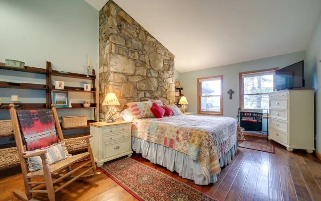 Robbinsville Vacation Rental w/ Covered Balcony