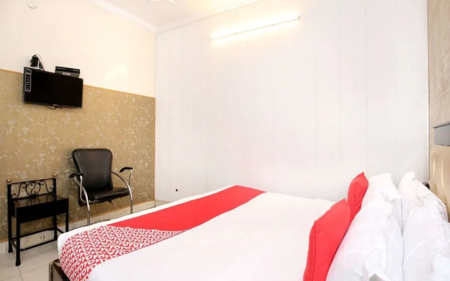 OYO 11906 Hotel Star Welcome
